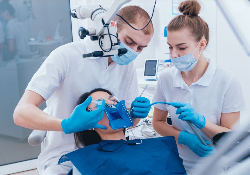 ENDODONCJA MIKROSKOPOWA – LECZENIE KANAŁOWE POD MIKROSKOPEM